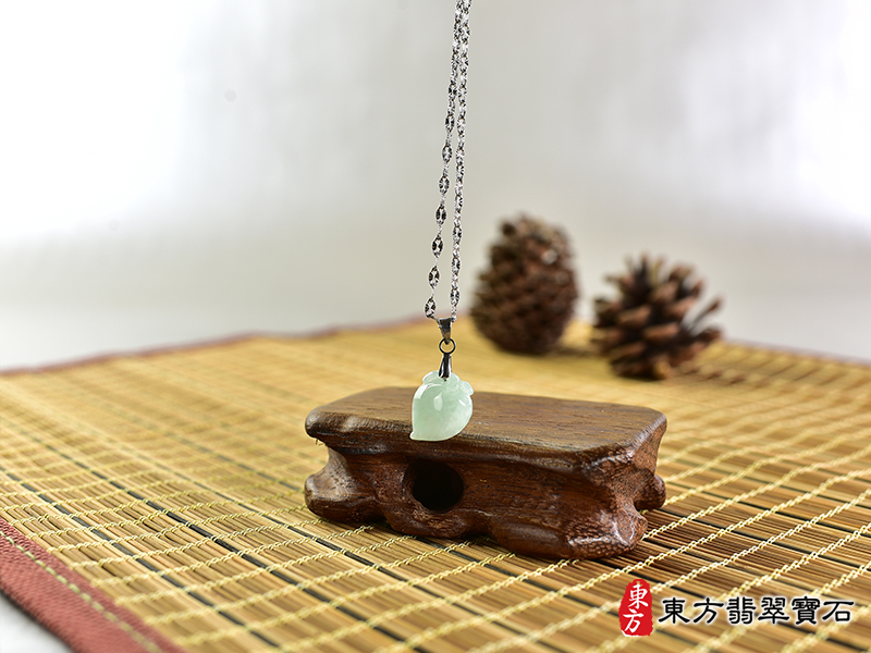 意境翡翠壽桃項鍊玉珮（福壽雙全：壽桃牌A貨翡翠壽桃玉珮、緬甸玉壽桃玉墜）。淺綠色糯豆種壽桃，FW322。客製化訂做各種翡翠壽桃吊墜玉珮項鍊。★附A貨翡翠雙證書