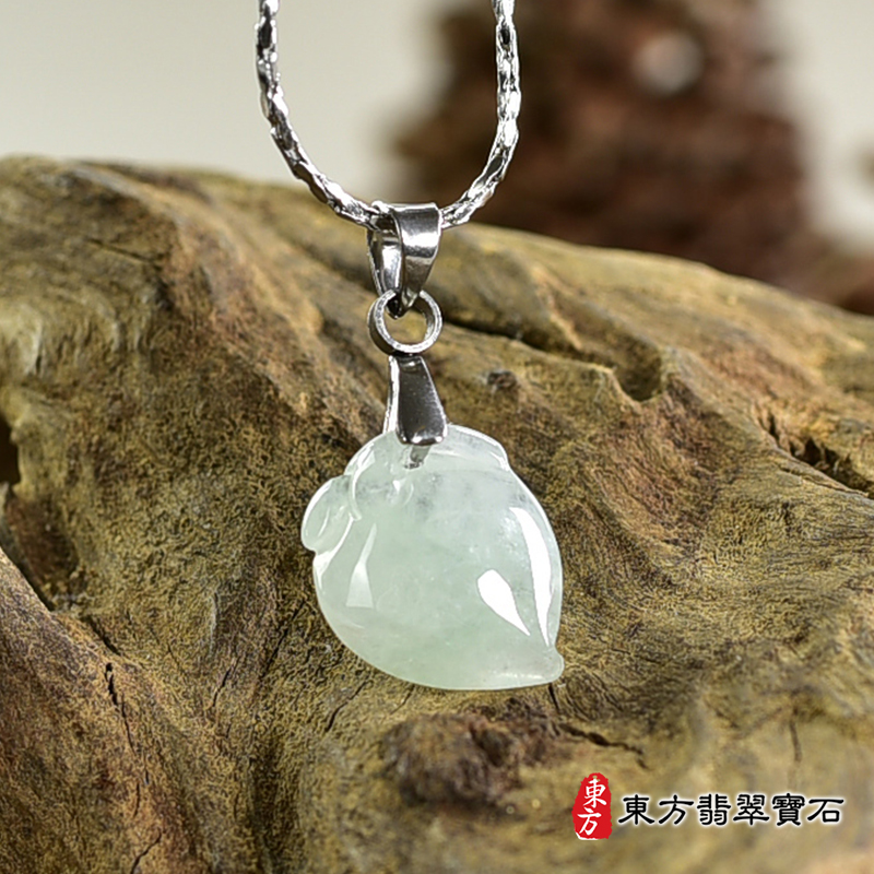 翡翠壽桃項鍊玉珮（福壽雙全：壽桃牌A貨翡翠壽桃玉珮、緬甸玉壽桃玉墜）。淺綠色冰糯種壽桃，FW323。客製化訂做各種翡翠壽桃吊墜玉珮項鍊。★附A貨翡翠雙證書