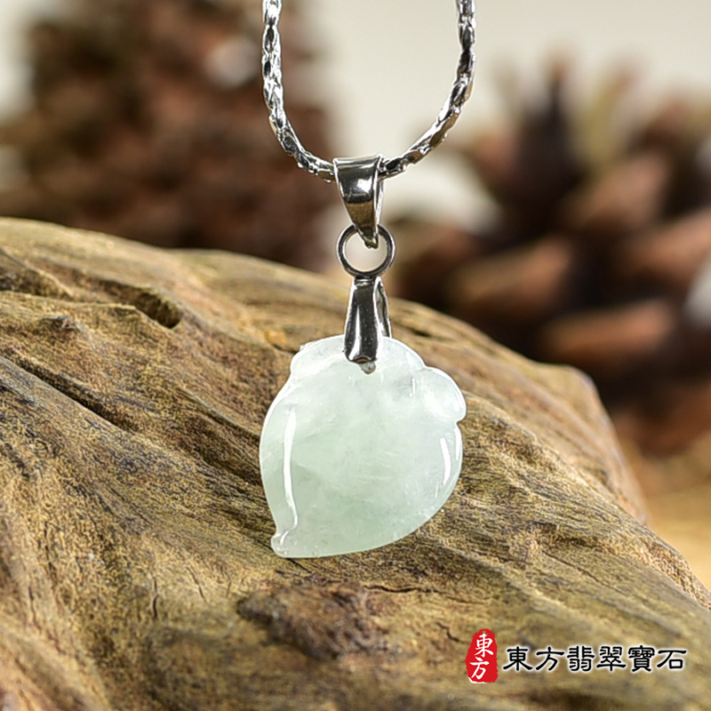 翡翠壽桃項鍊玉珮（福壽雙全：壽桃牌A貨翡翠壽桃玉珮、緬甸玉壽桃玉墜）。淺綠色冰糯種壽桃，FW323。客製化訂做各種翡翠壽桃吊墜玉珮項鍊。★附A貨翡翠雙證書
