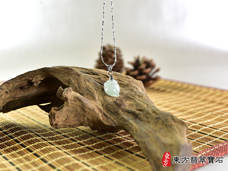 意境翡翠壽桃項鍊玉珮（福壽雙全：壽桃牌A貨翡翠壽桃玉珮、緬甸玉壽桃玉墜）。淺綠色冰糯種壽桃，FW323。客製化訂做各種翡翠壽桃吊墜玉珮項鍊。★附A貨翡翠雙證書