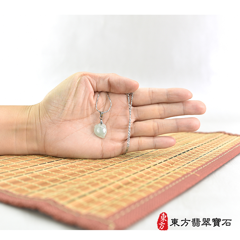 大小翡翠壽桃項鍊玉珮（福壽雙全：壽桃牌A貨翡翠壽桃玉珮、緬甸玉壽桃玉墜）。淺綠色冰糯種壽桃，FW323。客製化訂做各種翡翠壽桃吊墜玉珮項鍊。★附A貨翡翠雙證書