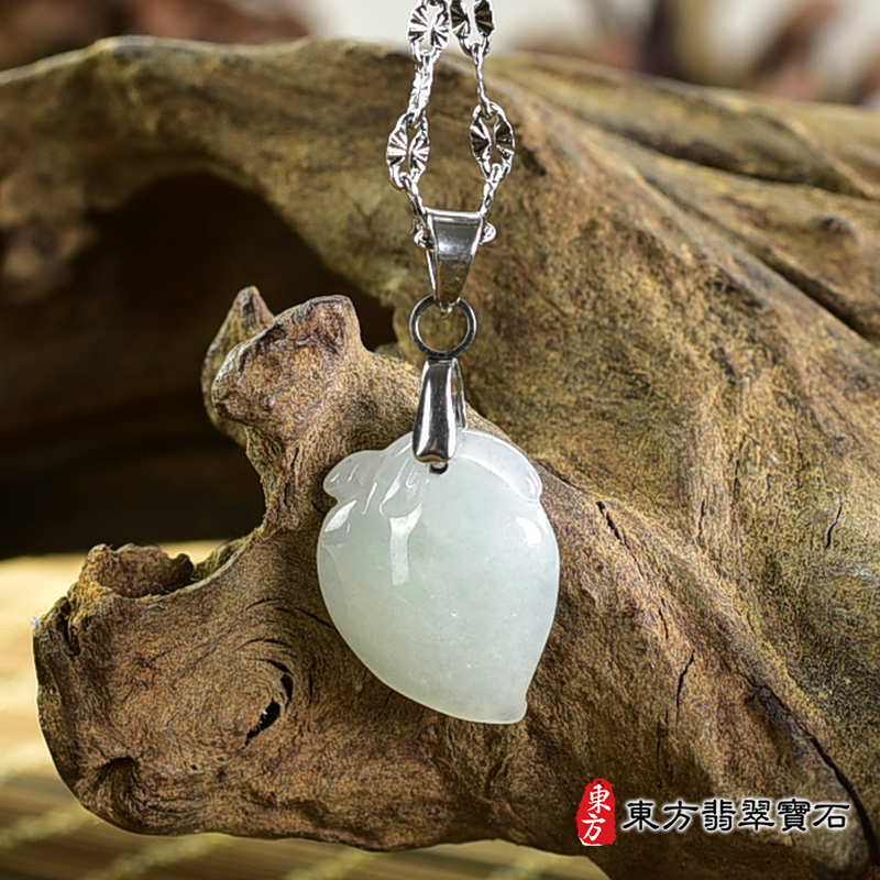 翡翠壽桃項鍊玉珮（福壽雙全：壽桃牌A貨翡翠壽桃玉珮、緬甸玉壽桃玉墜）。淺綠色細糯種壽桃，FW324。客製化訂做各種翡翠壽桃吊墜玉珮項鍊。★附A貨翡翠雙證書