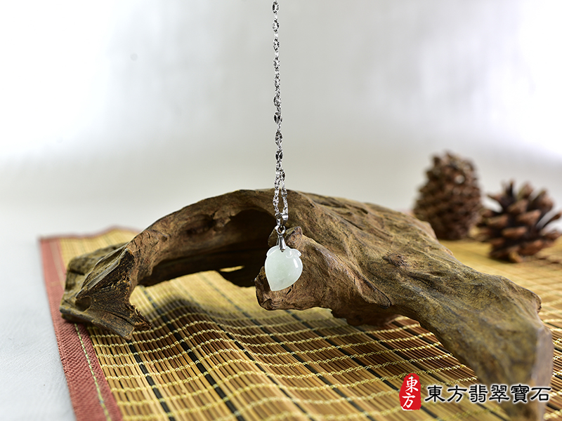意境翡翠壽桃項鍊玉珮（福壽雙全：壽桃牌A貨翡翠壽桃玉珮、緬甸玉壽桃玉墜）。淺綠色細糯種壽桃，FW324。客製化訂做各種翡翠壽桃吊墜玉珮項鍊。★附A貨翡翠雙證書