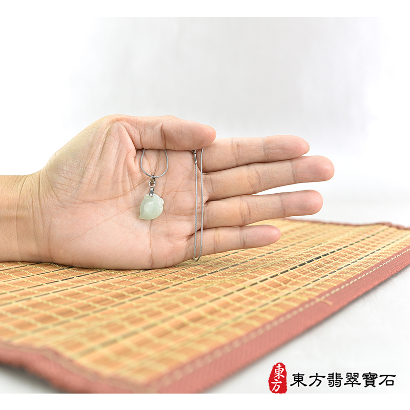大小翡翠壽桃項鍊玉珮（福壽雙全：壽桃牌A貨翡翠壽桃玉珮、緬甸玉壽桃玉墜）。淺綠色細糯種壽桃，FW324。客製化訂做各種翡翠壽桃吊墜玉珮項鍊。★附A貨翡翠雙證書