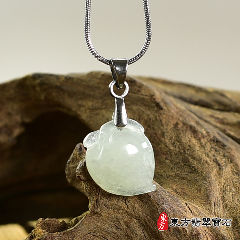 翡翠壽桃項鍊玉珮（福壽雙全：壽桃牌A貨翡翠壽桃玉珮、緬甸玉壽桃玉墜）。淺綠色冰糯種壽桃，FW325。客製化訂做各種翡翠壽桃吊墜玉珮項鍊。★附A貨翡翠雙證書
