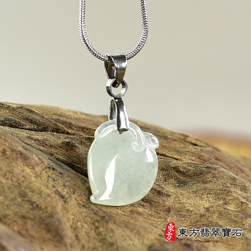翡翠壽桃項鍊玉珮（福壽雙全：壽桃牌A貨翡翠壽桃玉珮、緬甸玉壽桃玉墜）。淺綠色冰糯種壽桃，FW325。客製化訂做各種翡翠壽桃吊墜玉珮項鍊。★附A貨翡翠雙證書