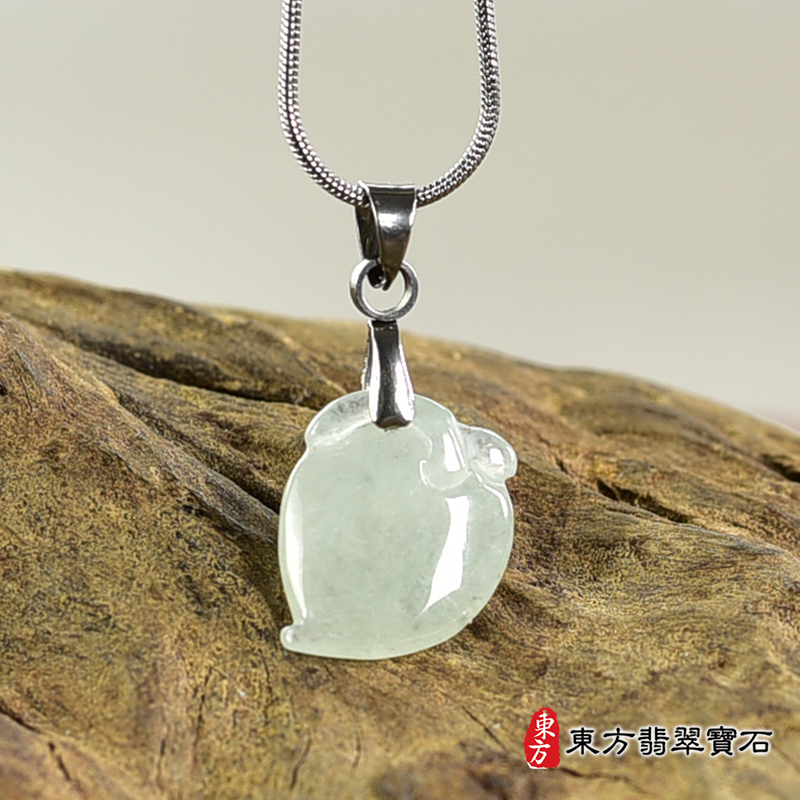 翡翠壽桃項鍊玉珮（福壽雙全：壽桃牌A貨翡翠壽桃玉珮、緬甸玉壽桃玉墜）。淺綠色冰糯種壽桃，FW325。客製化訂做各種翡翠壽桃吊墜玉珮項鍊。★附A貨翡翠雙證書