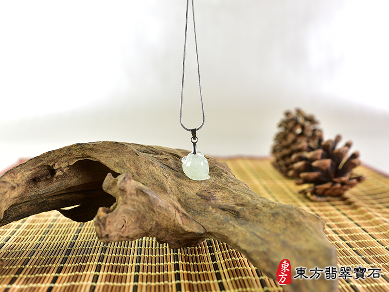 意境翡翠壽桃項鍊玉珮（福壽雙全：壽桃牌A貨翡翠壽桃玉珮、緬甸玉壽桃玉墜）。淺綠色冰糯種壽桃，FW325。客製化訂做各種翡翠壽桃吊墜玉珮項鍊。★附A貨翡翠雙證書