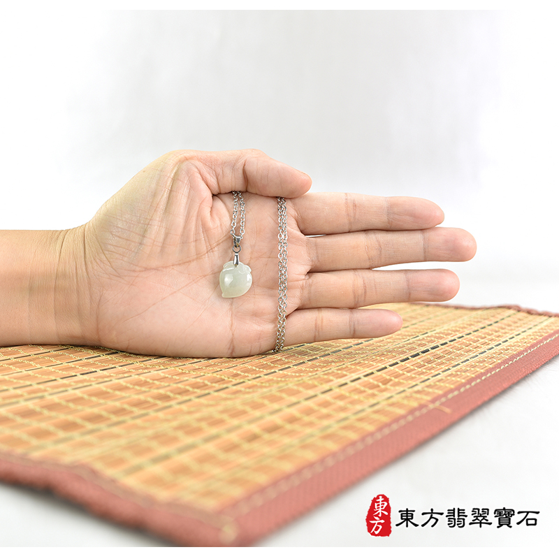 大小翡翠壽桃項鍊玉珮（福壽雙全：壽桃牌A貨翡翠壽桃玉珮、緬甸玉壽桃玉墜）。淺綠色冰糯種壽桃，FW325。客製化訂做各種翡翠壽桃吊墜玉珮項鍊。★附A貨翡翠雙證書