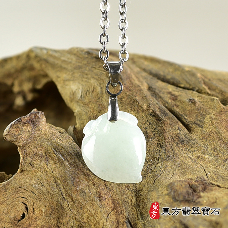 翡翠壽桃項鍊玉珮（福壽雙全：壽桃牌A貨翡翠壽桃玉珮、緬甸玉壽桃玉墜）。淺綠色細糯種壽桃，FW326。客製化訂做各種翡翠壽桃吊墜玉珮項鍊。★附A貨翡翠雙證書