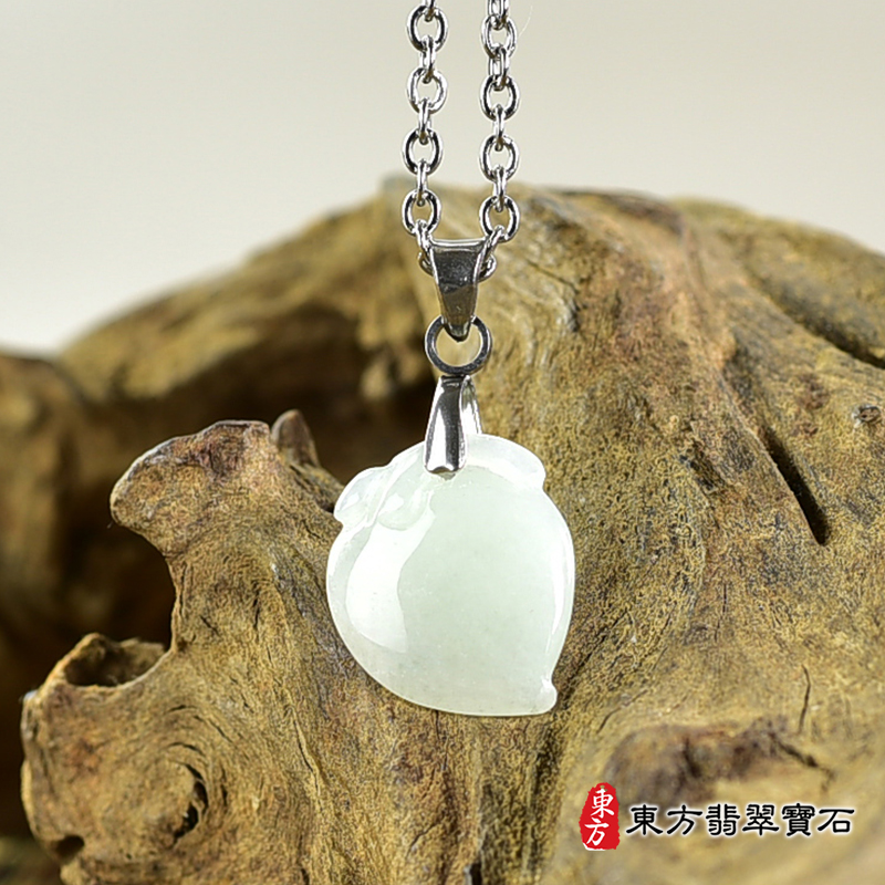 翡翠壽桃項鍊玉珮（福壽雙全：壽桃牌A貨翡翠壽桃玉珮、緬甸玉壽桃玉墜）。淺綠色細糯種壽桃，FW326。客製化訂做各種翡翠壽桃吊墜玉珮項鍊。★附A貨翡翠雙證書