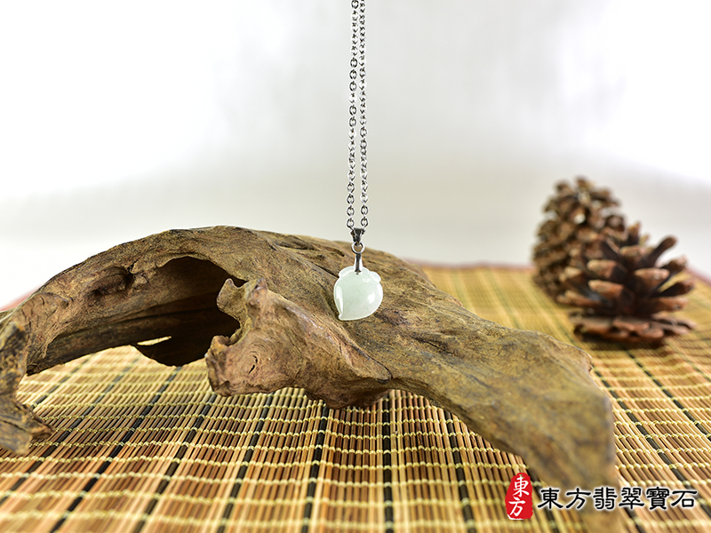 意境翡翠壽桃項鍊玉珮（福壽雙全：壽桃牌A貨翡翠壽桃玉珮、緬甸玉壽桃玉墜）。淺綠色細糯種壽桃，FW326。客製化訂做各種翡翠壽桃吊墜玉珮項鍊。★附A貨翡翠雙證書