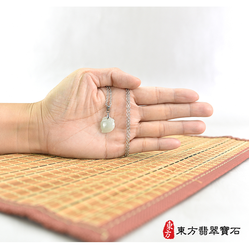 大小翡翠壽桃項鍊玉珮（福壽雙全：壽桃牌A貨翡翠壽桃玉珮、緬甸玉壽桃玉墜）。淺綠色細糯種壽桃，FW326。客製化訂做各種翡翠壽桃吊墜玉珮項鍊。★附A貨翡翠雙證書