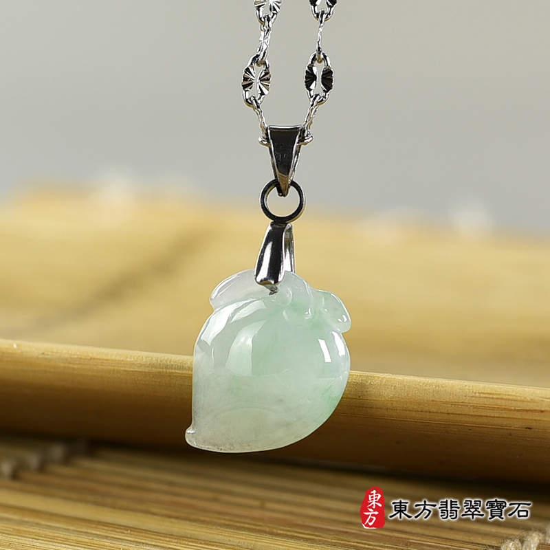 翡翠壽桃項鍊玉珮（福壽雙全：壽桃牌A貨翡翠壽桃玉珮、緬甸玉壽桃玉墜）。淺綠色冰糯種壽桃，FW327。客製化訂做各種翡翠壽桃吊墜玉珮項鍊。★附A貨翡翠雙證書