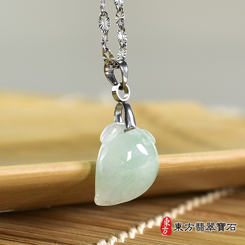 翡翠壽桃項鍊玉珮（福壽雙全：壽桃牌A貨翡翠壽桃玉珮、緬甸玉壽桃玉墜）。淺綠色冰糯種壽桃，FW327。客製化訂做各種翡翠壽桃吊墜玉珮項鍊。★附A貨翡翠雙證書