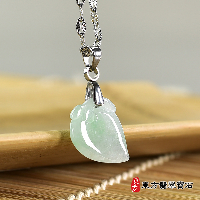 翡翠壽桃項鍊玉珮（福壽雙全：壽桃牌A貨翡翠壽桃玉珮、緬甸玉壽桃玉墜）。淺綠色冰糯種壽桃，FW327。客製化訂做各種翡翠壽桃吊墜玉珮項鍊。★附A貨翡翠雙證書