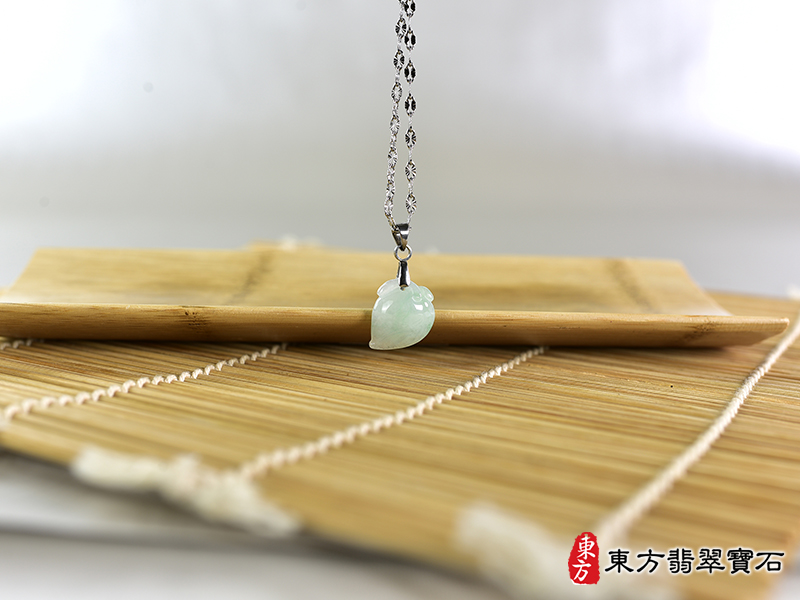 意境翡翠壽桃項鍊玉珮（福壽雙全：壽桃牌A貨翡翠壽桃玉珮、緬甸玉壽桃玉墜）。淺綠色冰糯種壽桃，FW327。客製化訂做各種翡翠壽桃吊墜玉珮項鍊。★附A貨翡翠雙證書