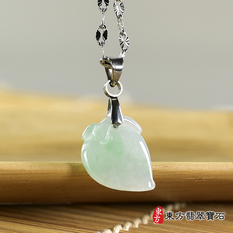 翡翠壽桃項鍊玉珮（福壽雙全：壽桃牌A貨翡翠壽桃玉珮、緬甸玉壽桃玉墜）。淺綠色冰糯種壽桃，FW327。客製化訂做各種翡翠壽桃吊墜玉珮項鍊。★附A貨翡翠雙證書