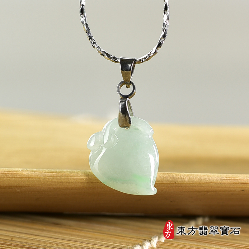 翡翠壽桃項鍊玉珮（福壽雙全：壽桃牌A貨翡翠壽桃玉珮、緬甸玉壽桃玉墜）。淺綠色糯種壽桃，FW328。客製化訂做各種翡翠壽桃吊墜玉珮項鍊。★附A貨翡翠雙證書