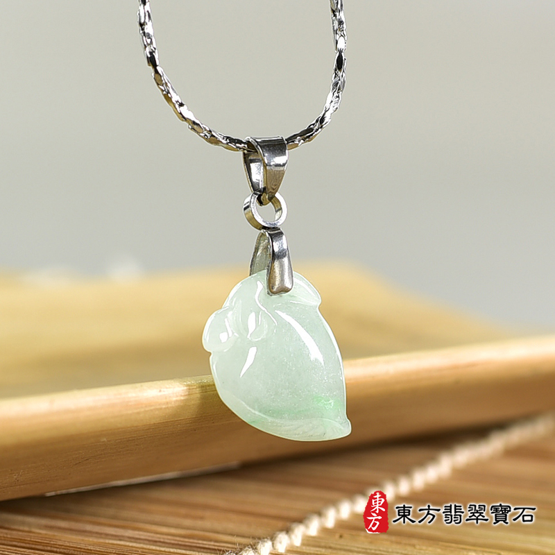 翡翠壽桃項鍊玉珮（福壽雙全：壽桃牌A貨翡翠壽桃玉珮、緬甸玉壽桃玉墜）。淺綠色糯種壽桃，FW328。客製化訂做各種翡翠壽桃吊墜玉珮項鍊。★附A貨翡翠雙證書