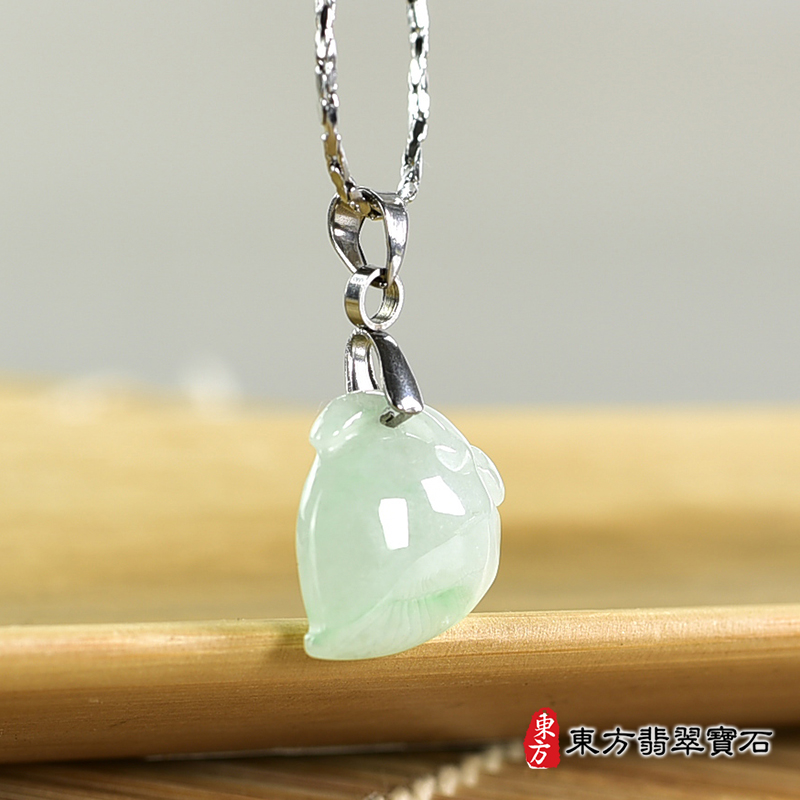 翡翠壽桃項鍊玉珮（福壽雙全：壽桃牌A貨翡翠壽桃玉珮、緬甸玉壽桃玉墜）。淺綠色糯種壽桃，FW328。客製化訂做各種翡翠壽桃吊墜玉珮項鍊。★附A貨翡翠雙證書