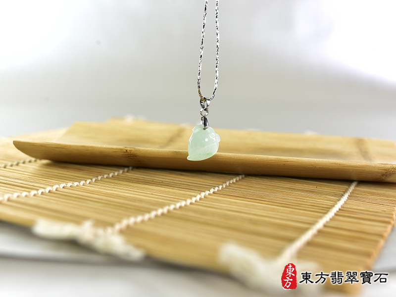 意境翡翠壽桃項鍊玉珮（福壽雙全：壽桃牌A貨翡翠壽桃玉珮、緬甸玉壽桃玉墜）。淺綠色糯種壽桃，FW328。客製化訂做各種翡翠壽桃吊墜玉珮項鍊。★附A貨翡翠雙證書