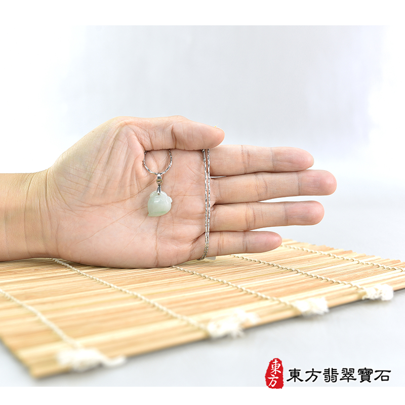大小翡翠壽桃項鍊玉珮（福壽雙全：壽桃牌A貨翡翠壽桃玉珮、緬甸玉壽桃玉墜）。淺綠色糯種壽桃，FW328。客製化訂做各種翡翠壽桃吊墜玉珮項鍊。★附A貨翡翠雙證書