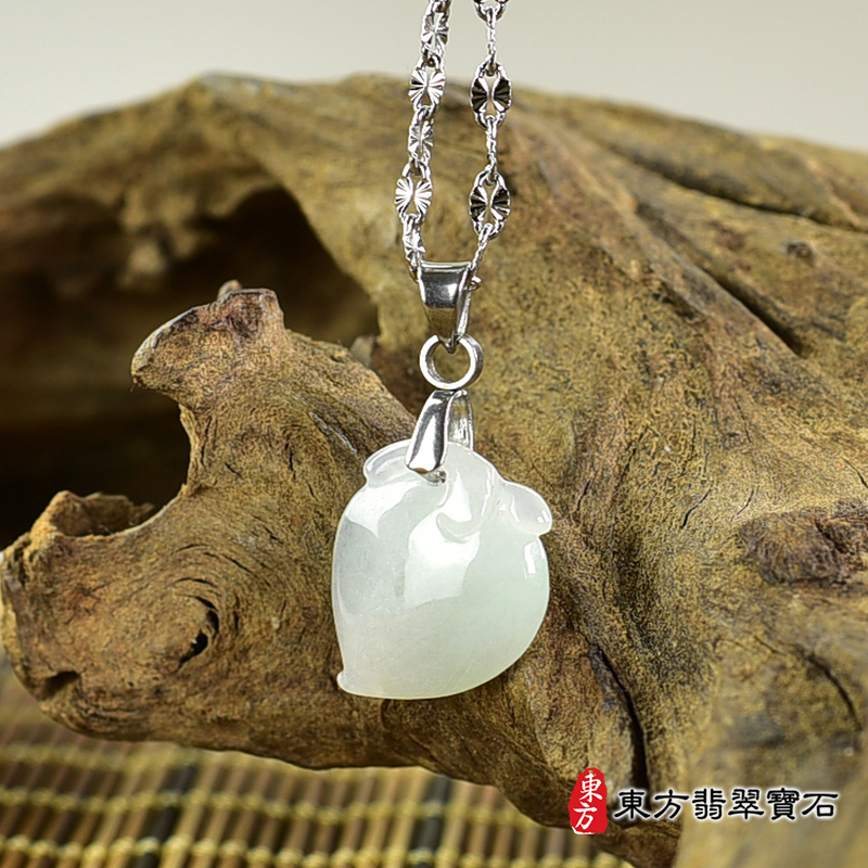 翡翠壽桃項鍊玉珮（福壽雙全：壽桃牌A貨翡翠壽桃玉珮、緬甸玉壽桃玉墜）。淺綠色冰糯種壽桃，FW329。客製化訂做各種翡翠壽桃吊墜玉珮項鍊。★附A貨翡翠雙證書