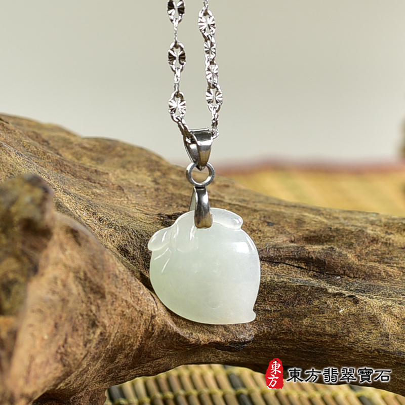 翡翠壽桃項鍊玉珮（福壽雙全：壽桃牌A貨翡翠壽桃玉珮、緬甸玉壽桃玉墜）。淺綠色冰糯種壽桃，FW329。客製化訂做各種翡翠壽桃吊墜玉珮項鍊。★附A貨翡翠雙證書