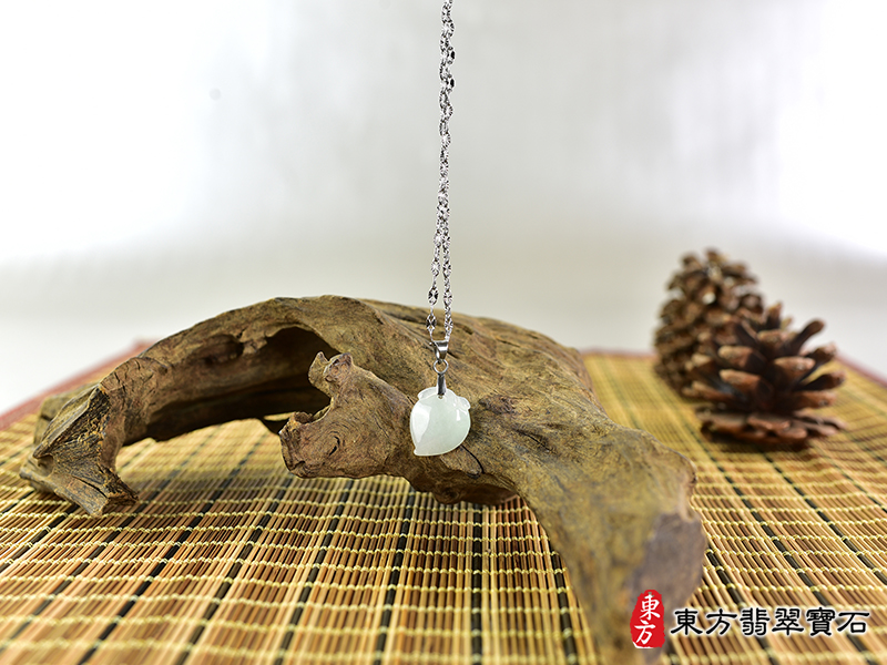 意境翡翠壽桃項鍊玉珮（福壽雙全：壽桃牌A貨翡翠壽桃玉珮、緬甸玉壽桃玉墜）。淺綠色冰糯種壽桃，FW329。客製化訂做各種翡翠壽桃吊墜玉珮項鍊。★附A貨翡翠雙證書
