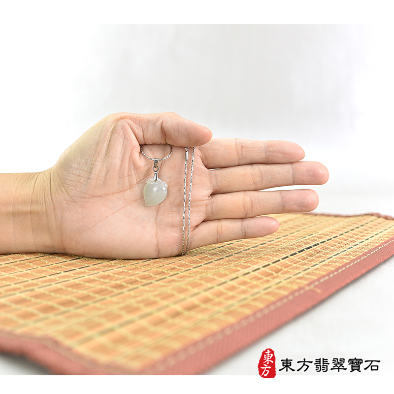 大小翡翠壽桃項鍊玉珮（福壽雙全：壽桃牌A貨翡翠壽桃玉珮、緬甸玉壽桃玉墜）。淺綠色冰糯種壽桃，FW329。客製化訂做各種翡翠壽桃吊墜玉珮項鍊。★附A貨翡翠雙證書