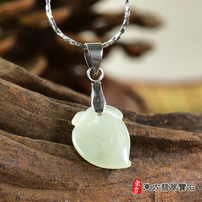 翡翠壽桃項鍊玉珮（福壽雙全：壽桃牌A貨翡翠壽桃玉珮、緬甸玉壽桃玉墜）。淺綠色冰糯種壽桃，FW330。客製化訂做各種翡翠壽桃吊墜玉珮項鍊。★附A貨翡翠雙證書