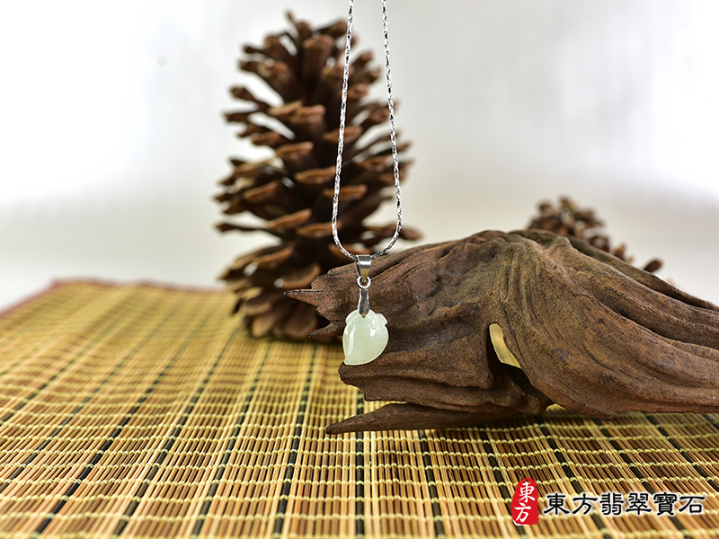意境翡翠壽桃項鍊玉珮（福壽雙全：壽桃牌A貨翡翠壽桃玉珮、緬甸玉壽桃玉墜）。淺綠色冰糯種壽桃，FW330。客製化訂做各種翡翠壽桃吊墜玉珮項鍊。★附A貨翡翠雙證書
