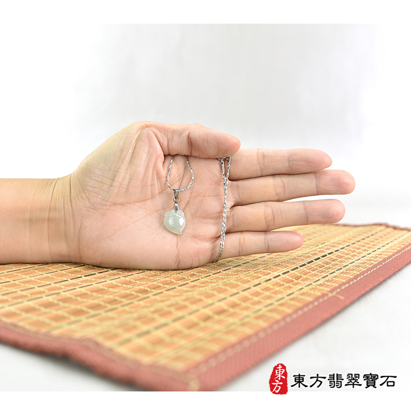 大小翡翠壽桃項鍊玉珮（福壽雙全：壽桃牌A貨翡翠壽桃玉珮、緬甸玉壽桃玉墜）。淺綠色冰糯種壽桃，FW330。客製化訂做各種翡翠壽桃吊墜玉珮項鍊。★附A貨翡翠雙證書
