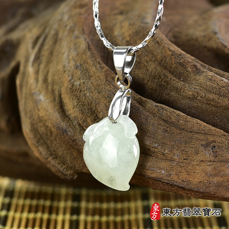 翡翠壽桃項鍊玉珮（福壽雙全：壽桃牌A貨翡翠壽桃玉珮、緬甸玉壽桃玉墜）。淺綠色冰糯種壽桃，FW331。客製化訂做各種翡翠壽桃吊墜玉珮項鍊。★附A貨翡翠雙證書