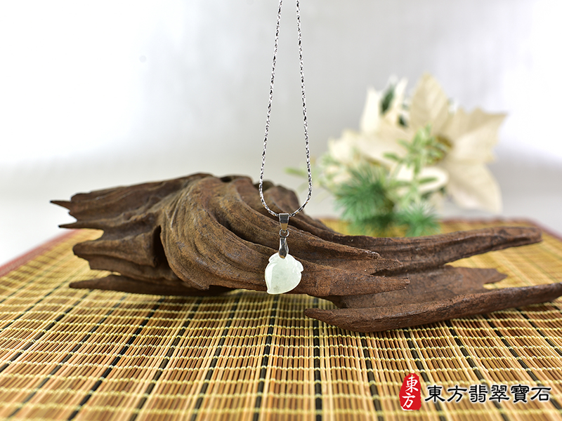 意境翡翠壽桃項鍊玉珮（福壽雙全：壽桃牌A貨翡翠壽桃玉珮、緬甸玉壽桃玉墜）。淺綠色冰糯種壽桃，FW331。客製化訂做各種翡翠壽桃吊墜玉珮項鍊。★附A貨翡翠雙證書