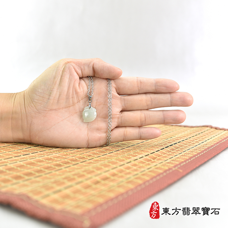 大小翡翠壽桃項鍊玉珮（福壽雙全：壽桃牌A貨翡翠壽桃玉珮、緬甸玉壽桃玉墜）。淺綠色冰糯種壽桃，FW331。客製化訂做各種翡翠壽桃吊墜玉珮項鍊。★附A貨翡翠雙證書