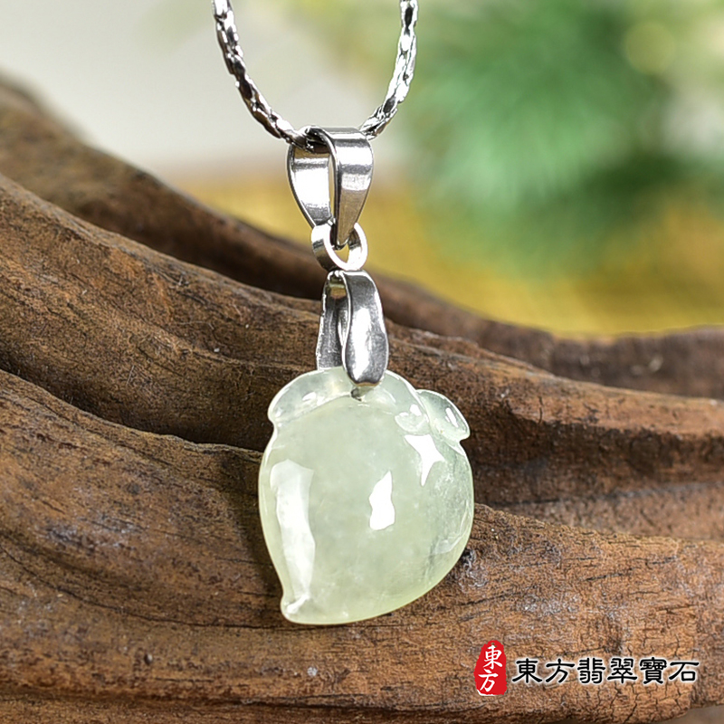 翡翠壽桃項鍊玉珮（福壽雙全：壽桃牌A貨翡翠壽桃玉珮、緬甸玉壽桃玉墜）。淺綠色冰糯種壽桃，FW332。客製化訂做各種翡翠壽桃吊墜玉珮項鍊。★附A貨翡翠雙證書