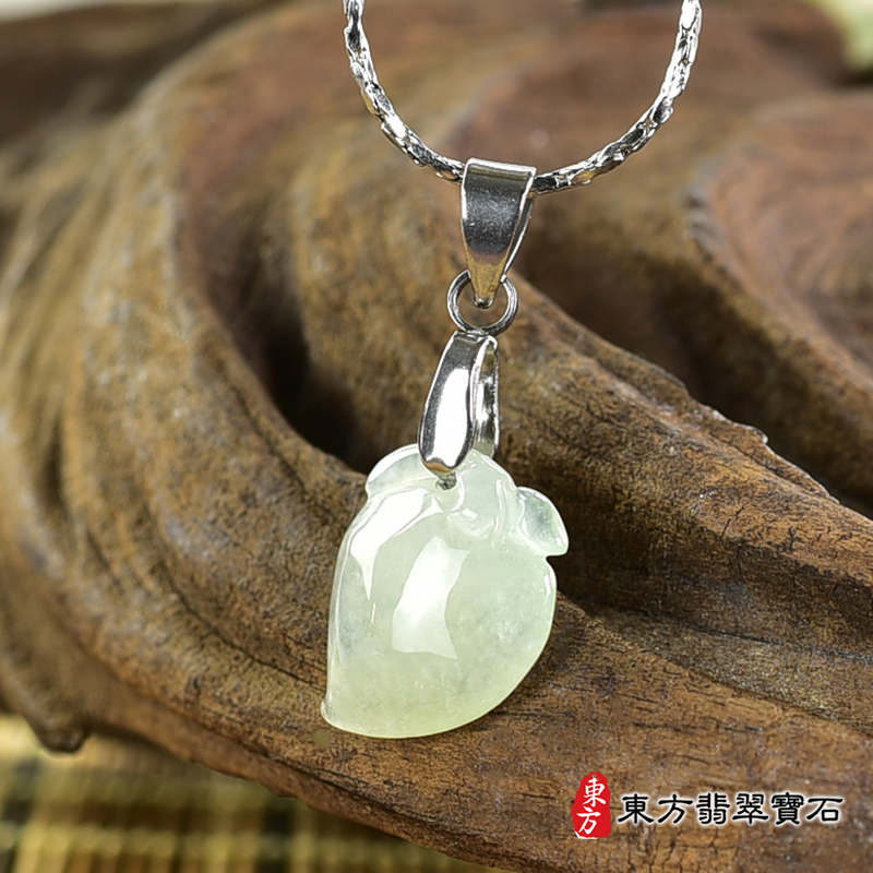 翡翠壽桃項鍊玉珮（福壽雙全：壽桃牌A貨翡翠壽桃玉珮、緬甸玉壽桃玉墜）。淺綠色冰糯種壽桃，FW332。客製化訂做各種翡翠壽桃吊墜玉珮項鍊。★附A貨翡翠雙證書