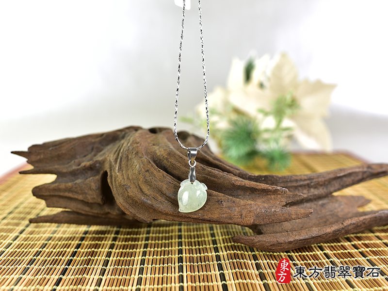 意境翡翠壽桃項鍊玉珮（福壽雙全：壽桃牌A貨翡翠壽桃玉珮、緬甸玉壽桃玉墜）。淺綠色冰糯種壽桃，FW332。客製化訂做各種翡翠壽桃吊墜玉珮項鍊。★附A貨翡翠雙證書