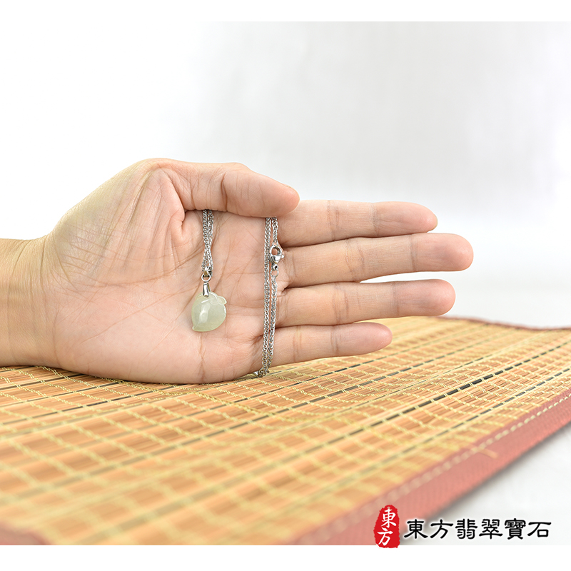 大小翡翠壽桃項鍊玉珮（福壽雙全：壽桃牌A貨翡翠壽桃玉珮、緬甸玉壽桃玉墜）。淺綠色冰糯種壽桃，FW332。客製化訂做各種翡翠壽桃吊墜玉珮項鍊。★附A貨翡翠雙證書