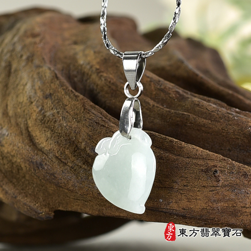 翡翠壽桃項鍊玉珮（福壽雙全：壽桃牌A貨翡翠壽桃玉珮、緬甸玉壽桃玉墜）。淺綠色細糯種壽桃，FW334。客製化訂做各種翡翠壽桃吊墜玉珮項鍊。★附A貨翡翠雙證書