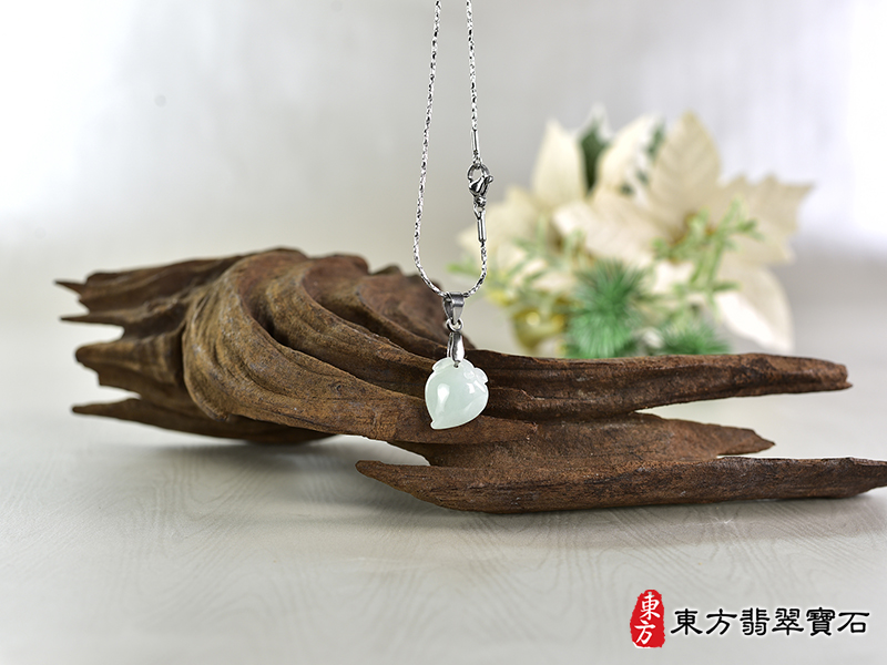 意境翡翠壽桃項鍊玉珮（福壽雙全：壽桃牌A貨翡翠壽桃玉珮、緬甸玉壽桃玉墜）。淺綠色細糯種壽桃，FW334。客製化訂做各種翡翠壽桃吊墜玉珮項鍊。★附A貨翡翠雙證書