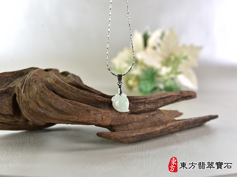 意境翡翠壽桃項鍊玉珮（福壽雙全：壽桃牌A貨翡翠壽桃玉珮、緬甸玉壽桃玉墜）。淺綠色冰糯種壽桃，FW335。客製化訂做各種翡翠壽桃吊墜玉珮項鍊。★附A貨翡翠雙證書