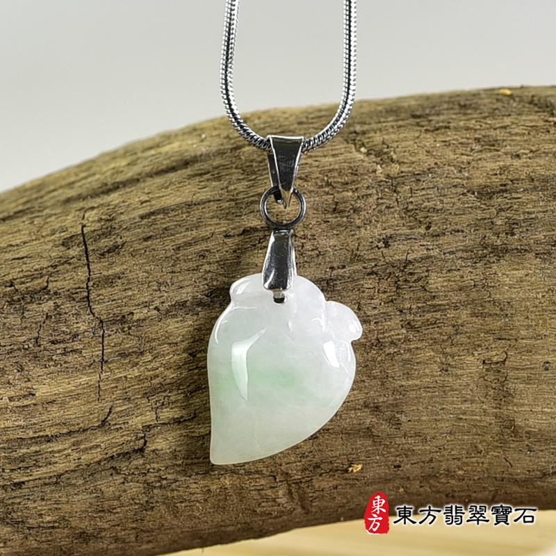 翡翠壽桃項鍊玉珮（福壽雙全：壽桃牌A貨翡翠壽桃玉珮、緬甸玉壽桃玉墜）。淺綠色細糯種壽桃，FW336。客製化訂做各種翡翠壽桃吊墜玉珮項鍊。★附A貨翡翠雙證書