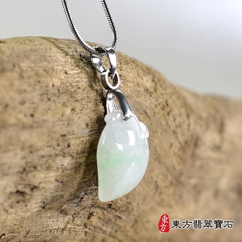 翡翠壽桃項鍊玉珮（福壽雙全：壽桃牌A貨翡翠壽桃玉珮、緬甸玉壽桃玉墜）。淺綠色細糯種壽桃，FW336。客製化訂做各種翡翠壽桃吊墜玉珮項鍊。★附A貨翡翠雙證書