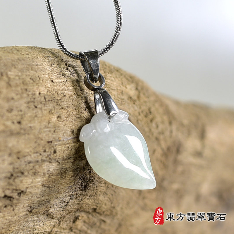 翡翠壽桃項鍊玉珮（福壽雙全：壽桃牌A貨翡翠壽桃玉珮、緬甸玉壽桃玉墜）。淺綠色細糯種壽桃，FW336。客製化訂做各種翡翠壽桃吊墜玉珮項鍊。★附A貨翡翠雙證書