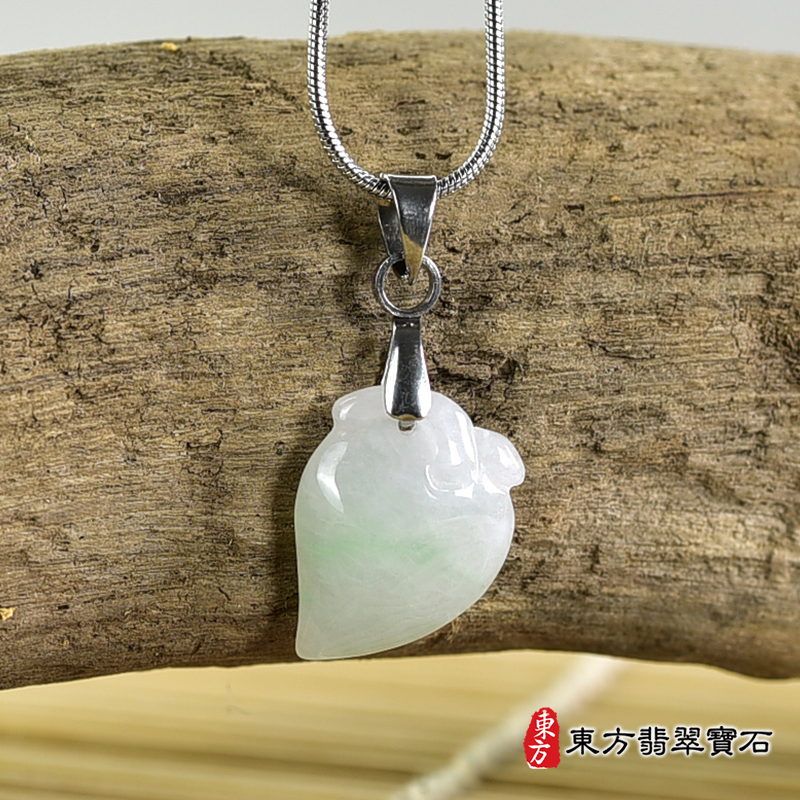 翡翠壽桃項鍊玉珮（福壽雙全：壽桃牌A貨翡翠壽桃玉珮、緬甸玉壽桃玉墜）。淺綠色細糯種壽桃，FW336。客製化訂做各種翡翠壽桃吊墜玉珮項鍊。★附A貨翡翠雙證書