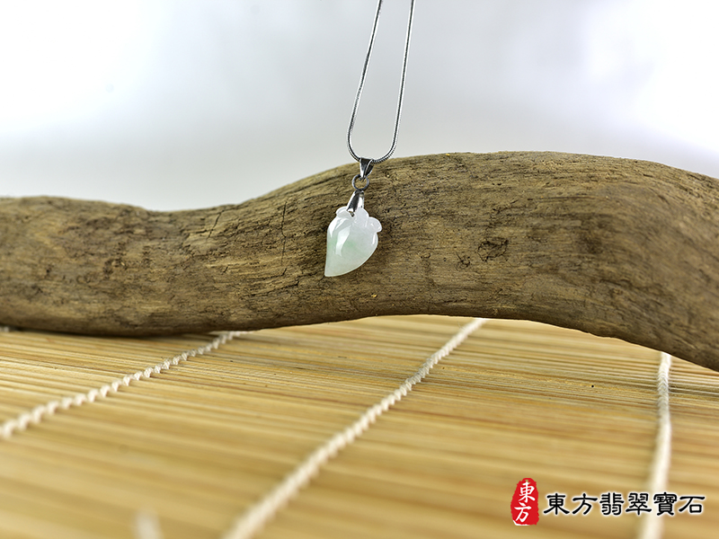 意境翡翠壽桃項鍊玉珮（福壽雙全：壽桃牌A貨翡翠壽桃玉珮、緬甸玉壽桃玉墜）。淺綠色細糯種壽桃，FW336。客製化訂做各種翡翠壽桃吊墜玉珮項鍊。★附A貨翡翠雙證書
