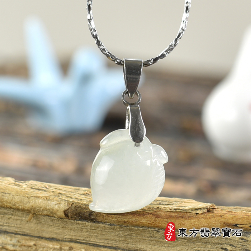 翡翠壽桃項鍊玉珮（福壽雙全：壽桃牌A貨翡翠壽桃玉珮、緬甸玉壽桃玉墜）。淺綠色冰糯種壽桃，FW337。客製化訂做各種翡翠壽桃吊墜玉珮項鍊。★附A貨翡翠雙證書